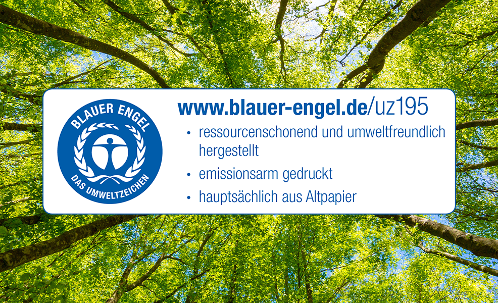 Waldaufnahme mit Blauer Engel Siegel.
