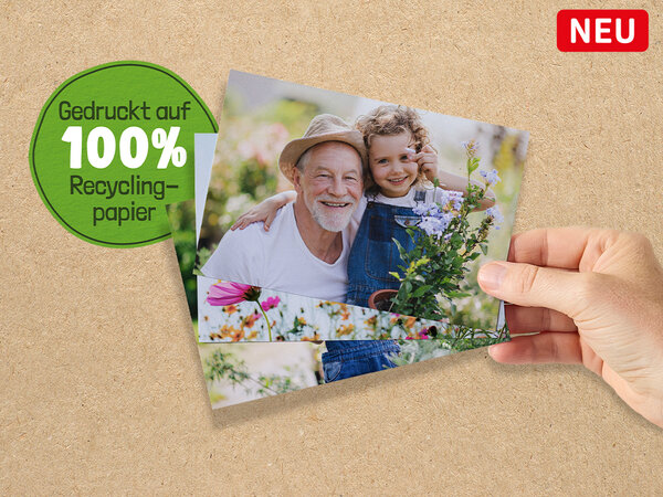 Drei Fotos werden aufgefächert in der Hand gehalten. Auf dem vordersten Foto ist ein Großvater mit seiner Enkelin zu sehen.