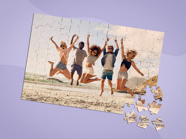 Ein Puzzle von einem Foto einer Gruppe Freunde am Strand.