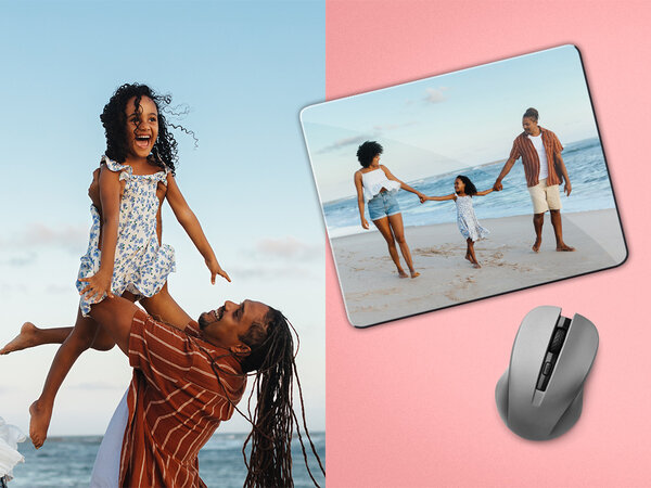 Mousepad mit persönlichem Foto von einer Familie am Strand. Daneben das Bild der Familie.