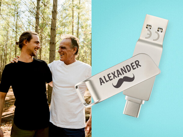 USB-Stick mit persönlicher Gravur und Symbol. Produkt ist nur online erhältlich. Link führt zur Website.