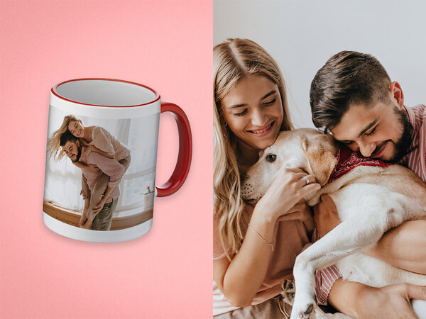 Eine weiße Tasse mit rotem Henkel und Trinkrand bedruckt mit persönlichem Foto. Daneben ein Bild von einem Paar mit Hund.