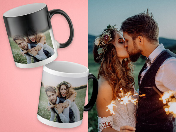 Zwei weiße Tassen mit Zaubereffekt mit individuellem Foto. Daneben ein Bild von einem Hochzeitspaar.