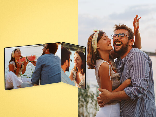 Fotoaufsteller aus zwei Elementen, die angewinkelt verbunden sind. Eines der Elemente ist doppelt so breit wie das andere.