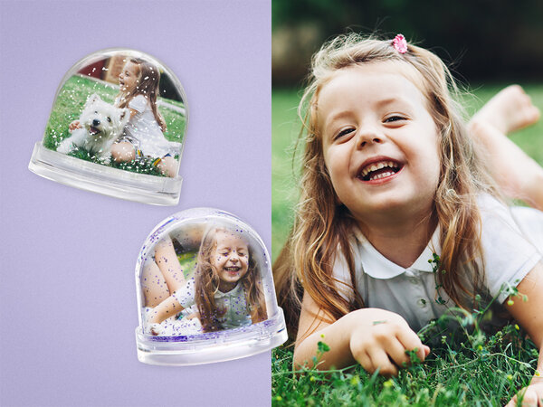 Zwei Schneekugeln mit dem Foto von einem Kind innen drin. Daneben das Bild des Kindes.