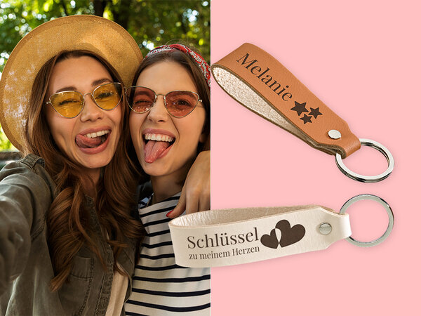 Ein Schlüsselanhänger aus beigem und einer aus braunem Leder mit persönlicher Gravur. Daneben ein Bild von zwei Freundinnen.