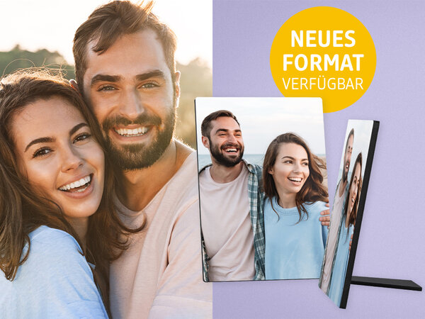 Fotoaufsteller mit dezentem Standfuß mit dem Bild von einem verliebten Pärchen und Hinweis auf neues Format.