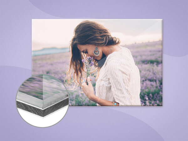 Gallery-Print mit Bild einer Frau. Daneben Detailansicht von Acrylglas auf zwei Aluminiumplatten mit Kunststoffkern.