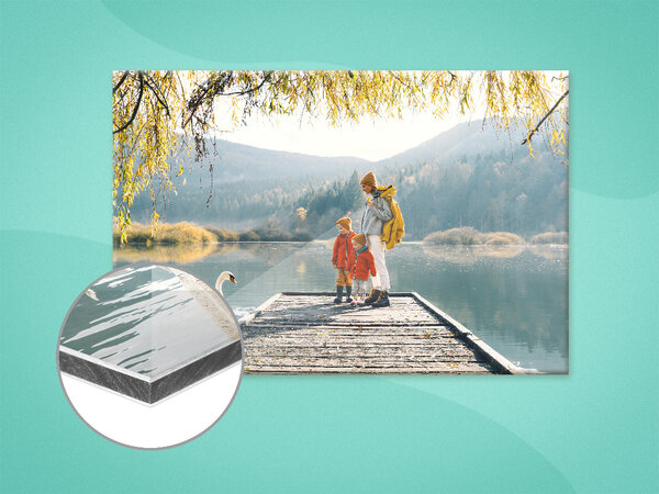 Alu-Dibond mit Bild von Mama und ihren Kindern. Daneben Detailansicht von zwei Aluminiumplatten mit Kunststoffkern.