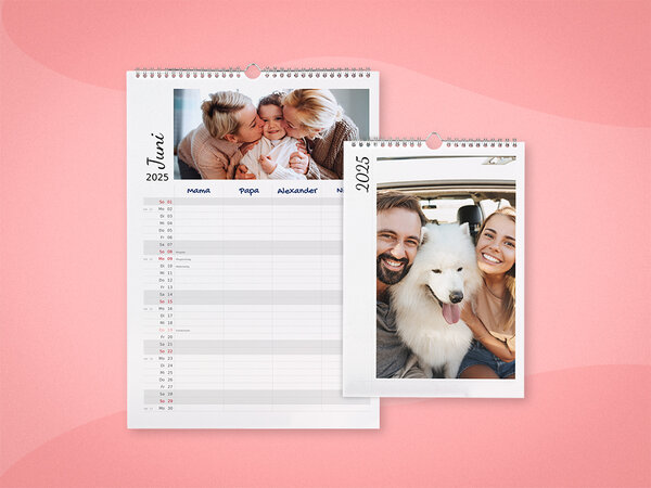 Familienkalender in zwei Größen mit Spiralbindung, strukturiertem Design mit vier Spalten und Fotos von Familie und Paar. 