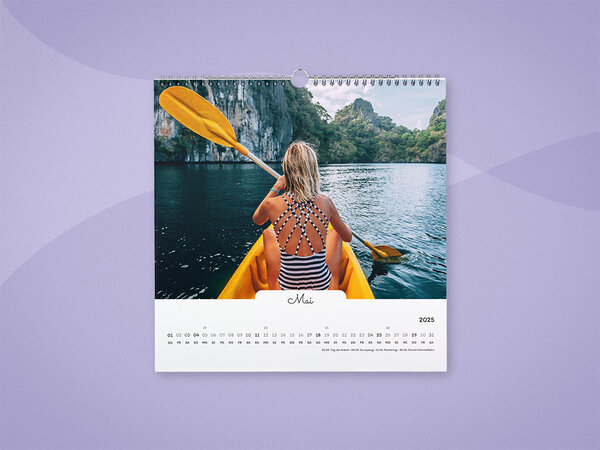 Wandkalender mit Spiralbindung und Design in handgeschriebenem Stil mit einem Foto von Frau im Kajak.