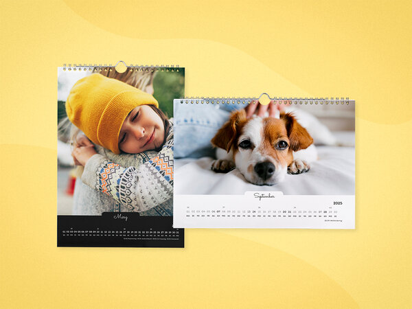 Zwei Wandkalender mit Spiralbindung, Designs in handgeschriebenem Stil und Fotos von Kind und Hund.