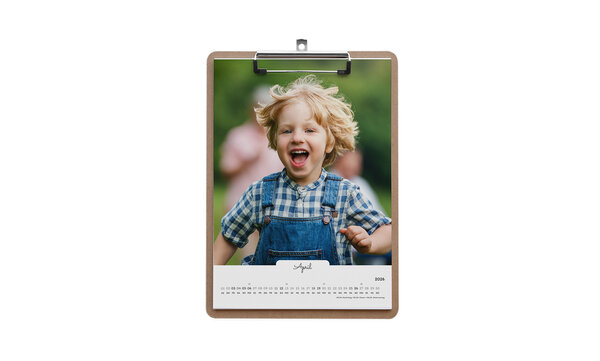 Wandkalender im A4-Hochformat mit Klemmbrett und weißem, schlichtem Design, mit einem Foto von einem Jungen.